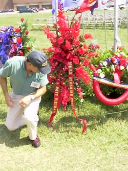 wreath1.jpg (24594 bytes)